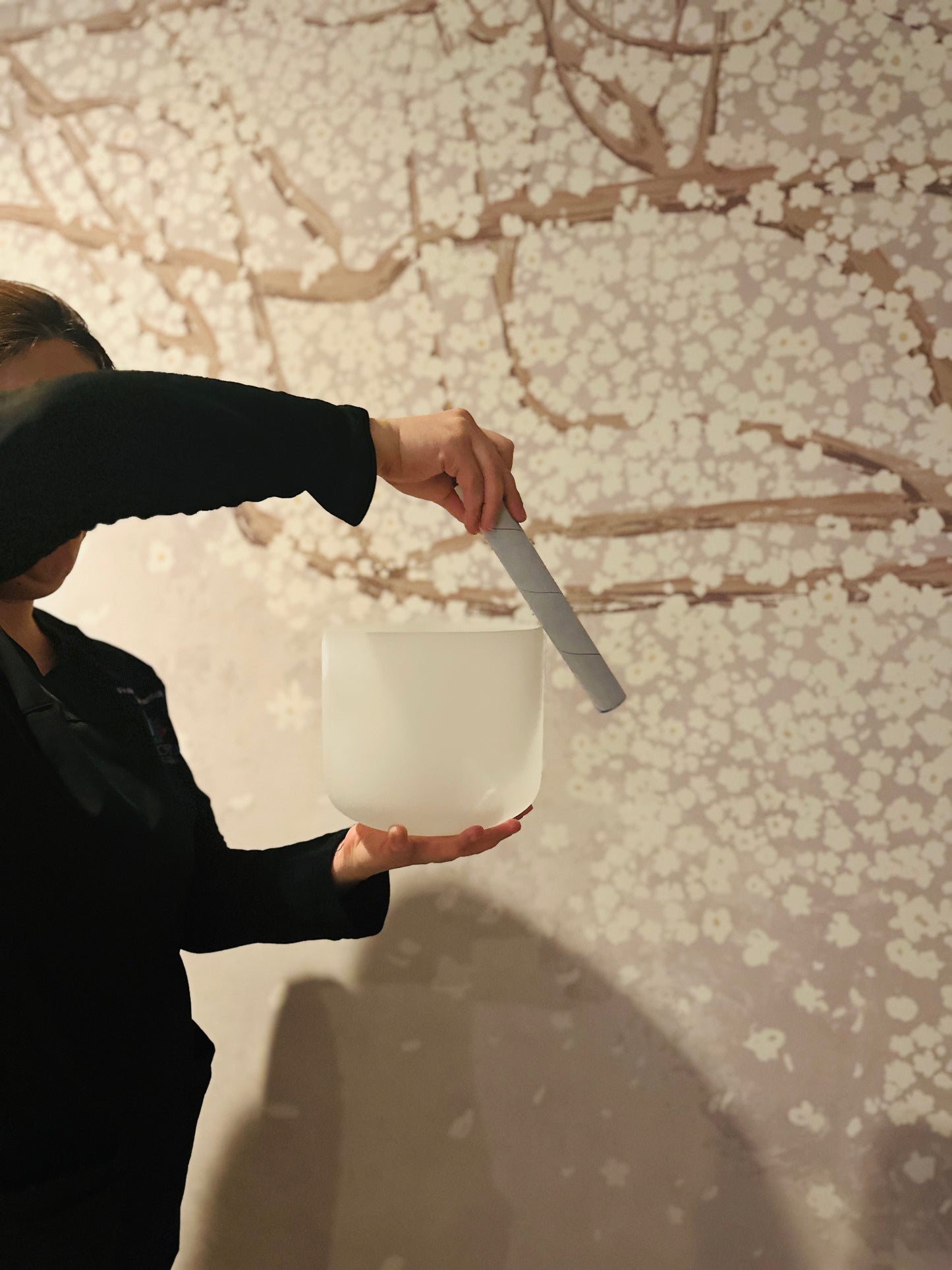 Masaje con piedras calientes, gemas y cuencos (80 min en total)