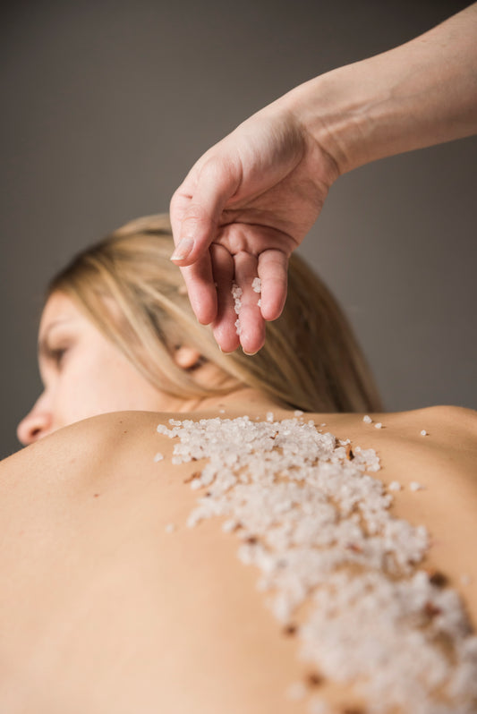 SALT & SERENITY: Exfoliación Corporal con Sal de Mar de Cáhuil y Aceite de Oliva + Masaje de Aromaterapia (1 hora y 20 min en total)